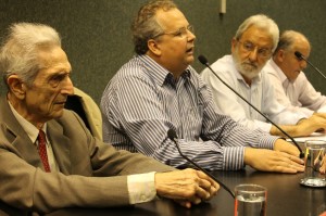 Vereador Afrânio Boppré, mediador do debate, faz a abertura da palestra.