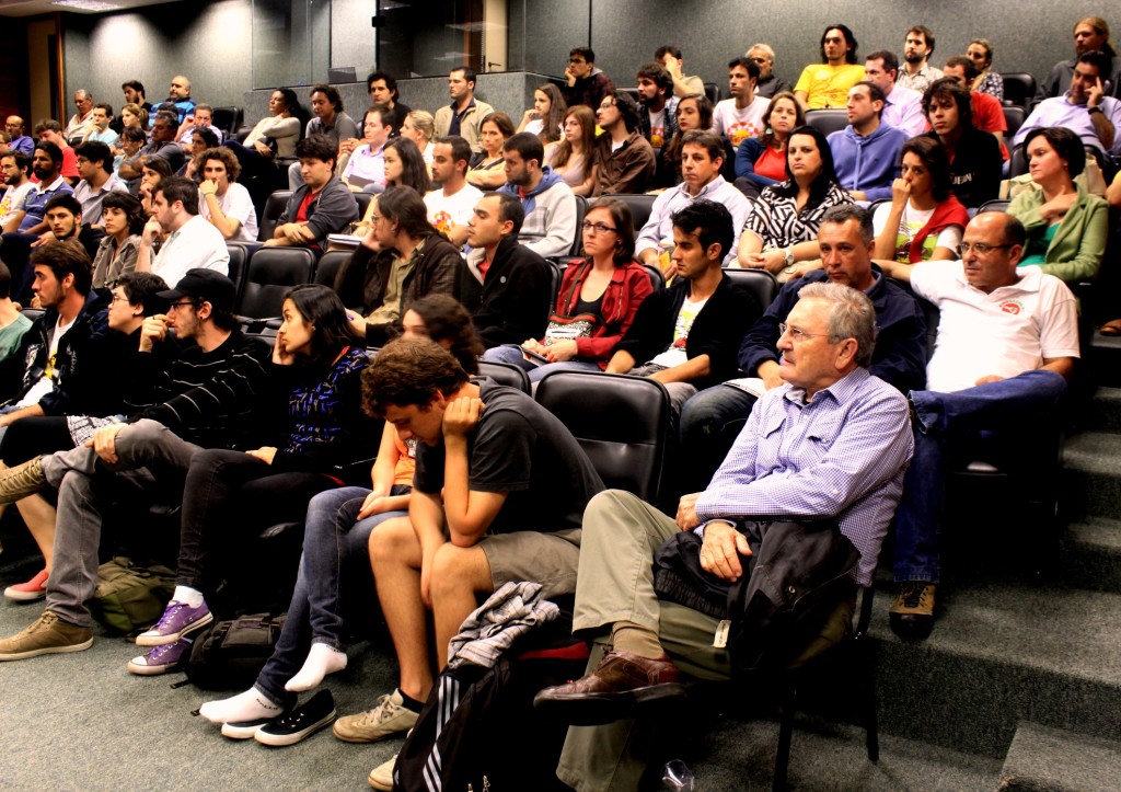 Plateia presente no debate. Foto: Larissa Neveu