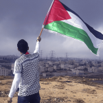 Palestino ergue bandeira de seu país