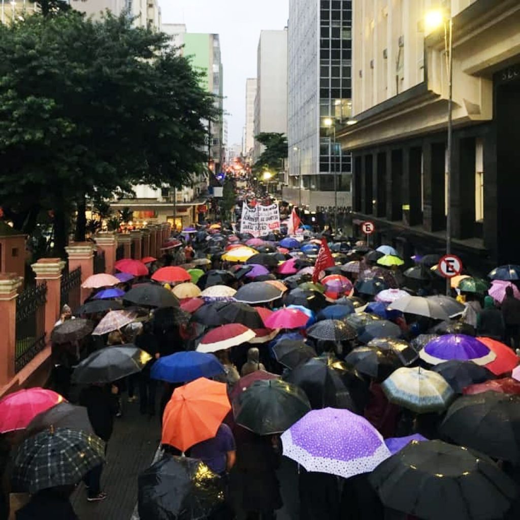 Manifestantes se protegeram com guarda-chuvas e tomaram a Tenente Silveira.