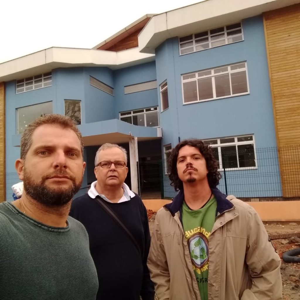 Vereadores em frente à nova unidade da Mâncio Costa