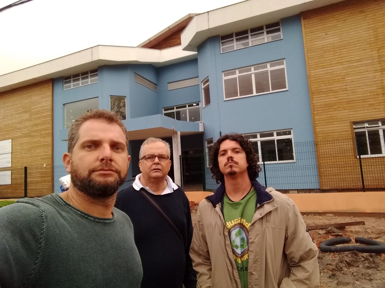 Vereadores em frente à nova unidade da Mâncio Costa