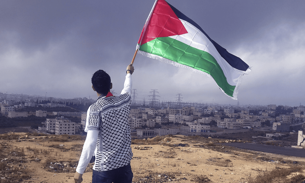 Palestino ergue bandeira de seu país
